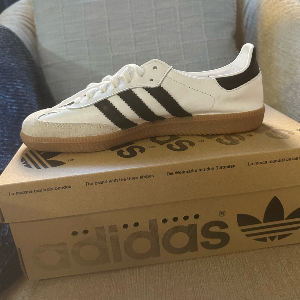 ADIDAS SAMBA DECON SIZE 7.5 BRAND NEW WITH BOX W/TAGS. SOLD OUT IN US!